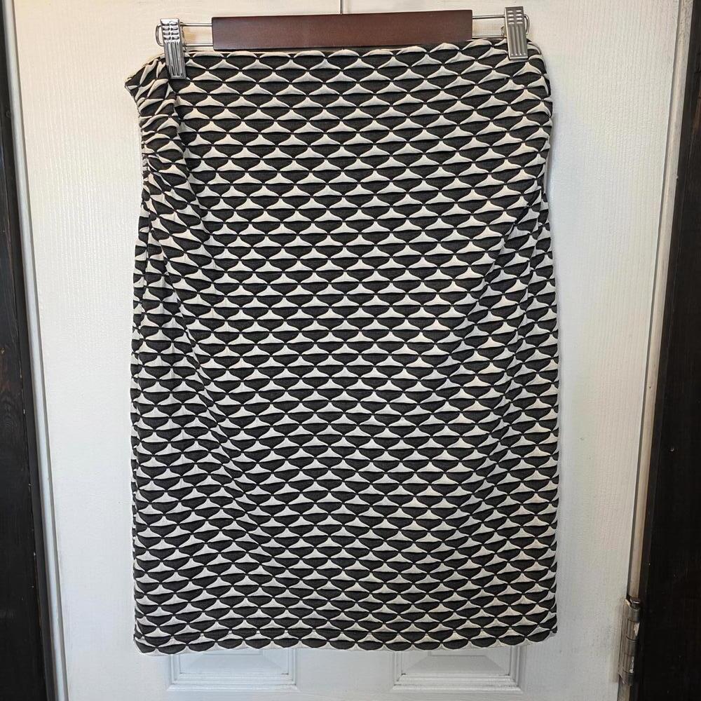 Max Studio Black and White Geometric Pattern Pencil Skirt- Large - Picture 3 of 7